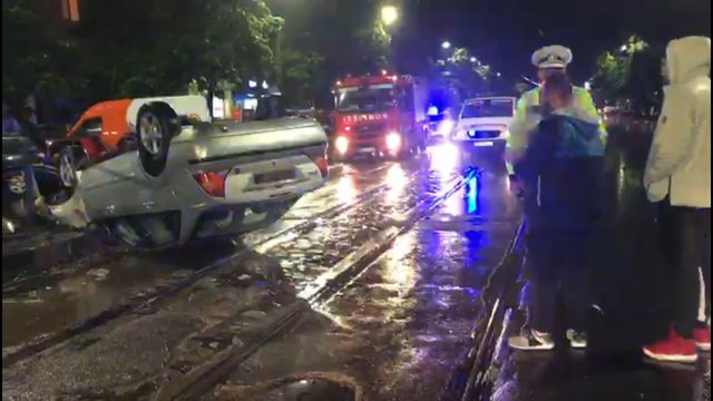 Un bărbat s-a răsturnat cu maşina pe un bulevard din Bucureşti . Şoferul era stare de ebrietate