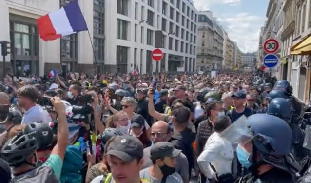 VIDEO Proteste în Franţa. Mii de manifestanţi se opun extinderii paşaportului COVID. Oamenii cer „Libertate!”