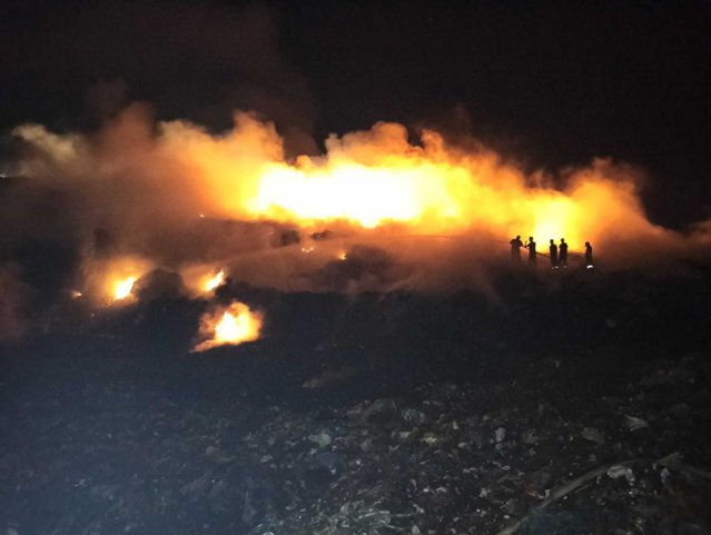 Groapa de gunoi din Arad arde în continuare. Vântul puternic a reaprins focul