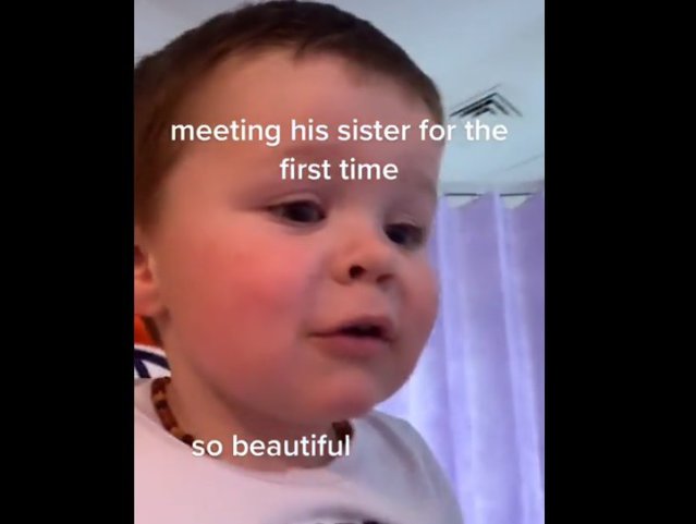 Reacţia emoţionantă a unui băieţel când îşi întâlneşte pentru prima dată sora mai mică, într-un video viral