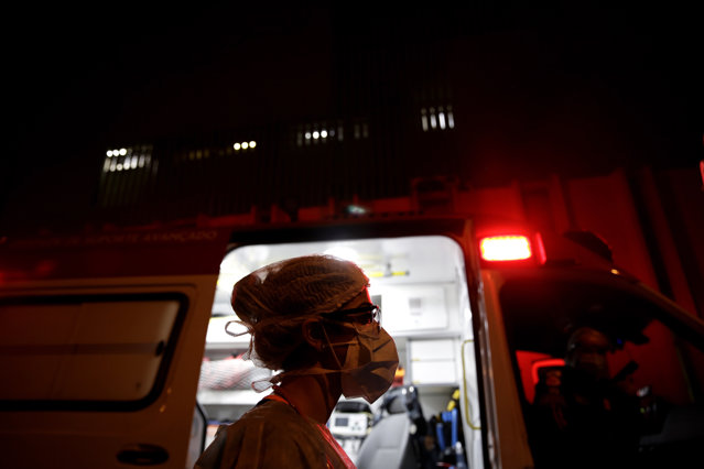 Ambulanţe pline cu pacienţi aşteaptă în curţile spitalelor din Iaşi. „Nu mai avem niciun loc”