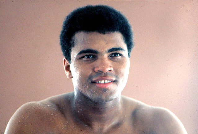 Desene şi picturi ale legendarului pugilist Muhammad Ali vor fi scoase la licitaţie. Sumele la care sunt estimate