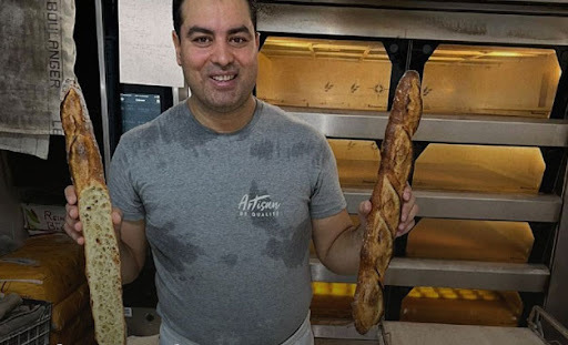 Un tunisian ajuns în Franţa fără acte îl va hrăni cu pâine pe preşedintele Emmanuel Macron timp de un an