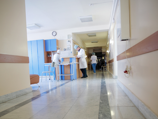 Paturile bolnavilor de COVID de la Spitalul Judeţean Brăila nu încap pe uşile secţiei. În cazul unui incendiu, pacienţii sunt evacuaţi pe tărgi
