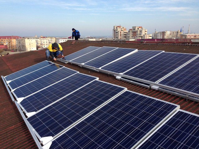 Ajutor pentru românii care au unităţi de producere a energiei electrice din surse regenerabile