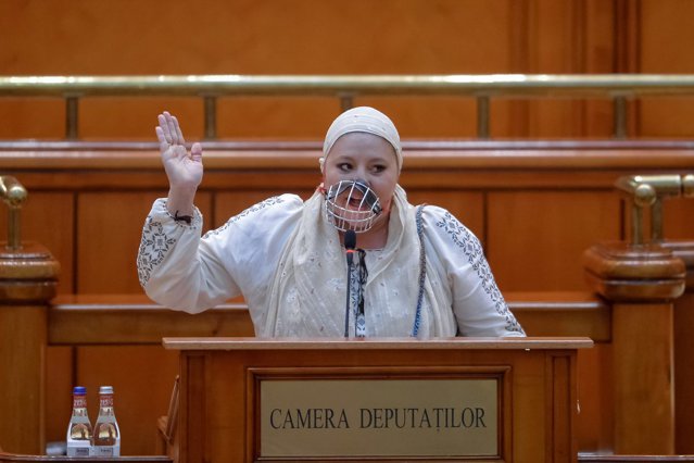 FOTO Diana Şoşoacă a venit cu o botniţă la gură în Parlament
