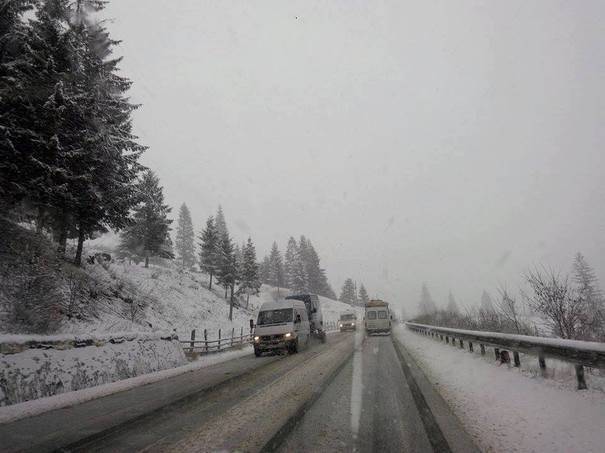 Infotrafic: Circulaţie în condiţii de iarnă în zone de munte; trafic intens la intrarea în Capitală