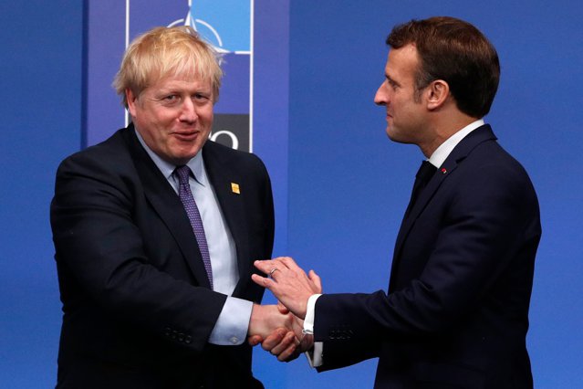 Macron l-ar fi numit “clovn” pe Boris Johnson în discuţiile cu apropriaţii: “Este trist să vezi o ţară importantă condusă de un clovn”