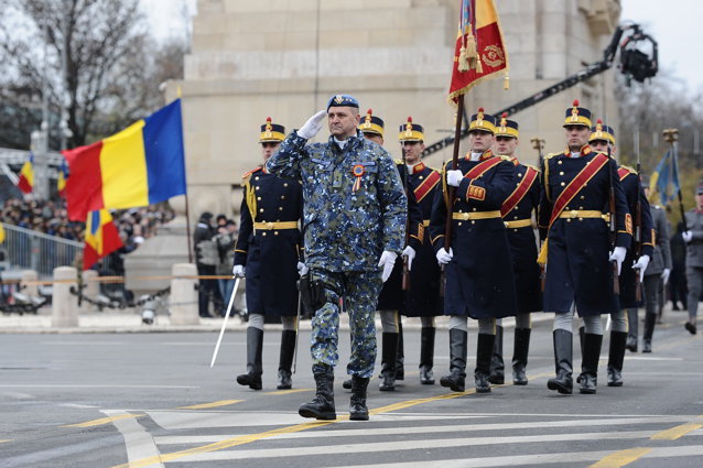 Parada militară de la Arcul de Triumf a început. 1.500 de militari şi specialişti vor defila