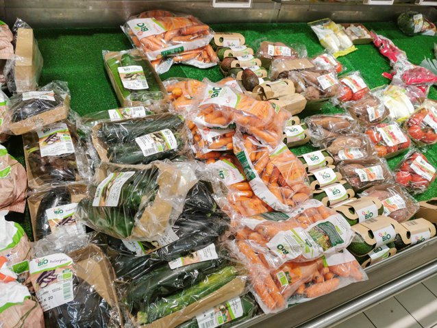 Franţa interzice ambalajele din plastic pentru fructe şi legume. Când intră în vigoare noua lege