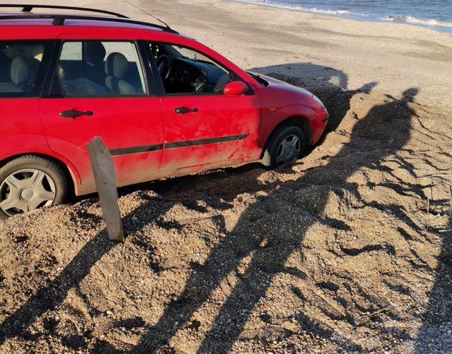 Maşină rămasă înţepenită pe plaja din Constanţa. Cât este amenda