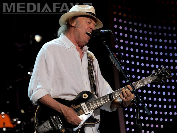Neil Young vrea să îi fie eliminată muzica de pe Spotify. Ce motive are artistul
