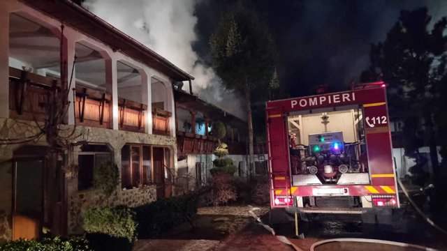 Pompierii din Dâmboviţa intervin pentru a stinge un incendiu puternic izbucnit la chiliile Mănăstirii Nucet