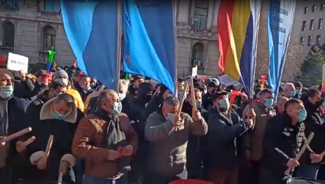 VIDEO Ministrul Energiei huiduit. Sindicaliştii de la ALRO protestează în faţa instituţiei