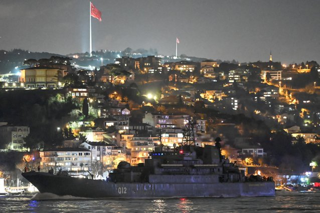 Turcia a decis închiderea Strâmtorii Bosfor pentru nave militare