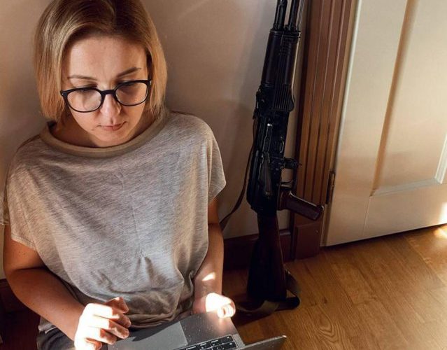 Ucraina. Fotografia unei femei-parlamentar cu Kalashnikov-ul alături face înconjurul lumii