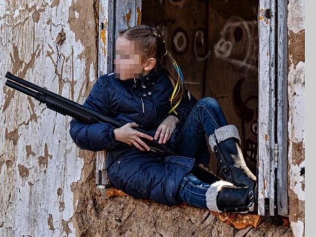 Cine este fetiţa cu puşcă şi acadea a cărei fotografie a devenit virală