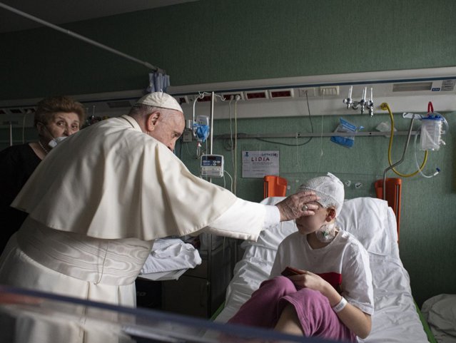 Papa Francisc este în vizită la un spital din Roma unde se află copii din Ucraina VIDEO