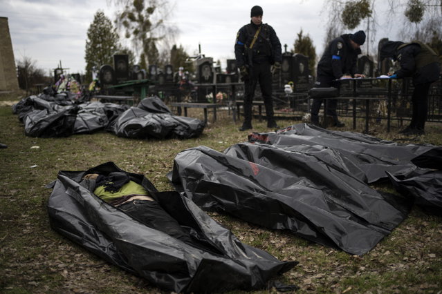 Cadavrele a trei civili ucraineni care prezentau semne de tortură, găsite în Bucea