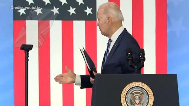 Gafa preşedintelui Biden: se întoarce să strângă mâna, dar nu era nimeni lângă el