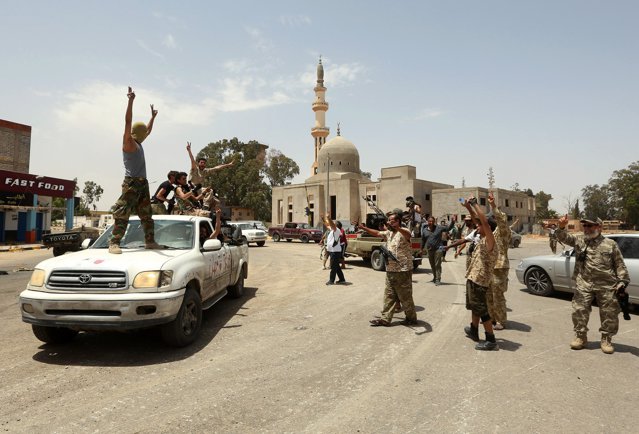 Libia în pragul unui nou război. Liderii din Est i-au cerut comandantului militar Khalifa Haftar să închidă principalul drum şi să oprească exporturile de petrol