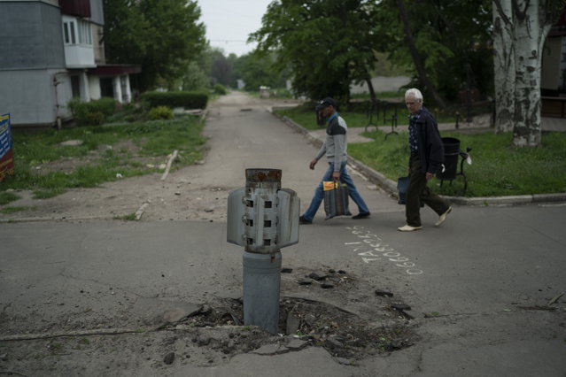 Prinşi în capcană. Mii de civili din oraşul Severodoneţk nu pot fi evacuaţi din cauza luptelor