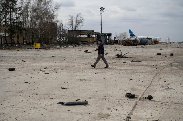 Rachetele ruseşti lovesc aeroportul din Odesa. Pista a fost distrusă
