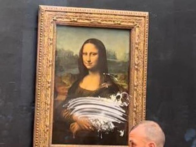 Un bărbat a aruncat o prăjitură în Mona Lisa din Luvru