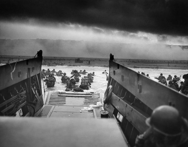 78 ani de la Debarcarea în Normandia. Cum erau încurajaţi soldaţii americani de către un viitor preşedinte american