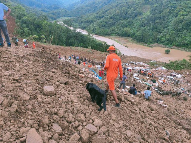 Cel puţin 14 persoane au murit şi alte zeci sunt dispărute în urma unei alunecări de teren în India