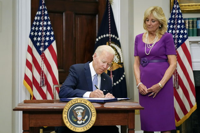 Moment istoric pentru Staele Unite ale Americii. Preşedintele Biden semnează reforma armelor de foc în prezenţa soţiei