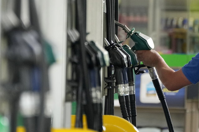 Preţul petrolului scade cu peste 2% după ce Fed a anunţat majorarea dobânzii
