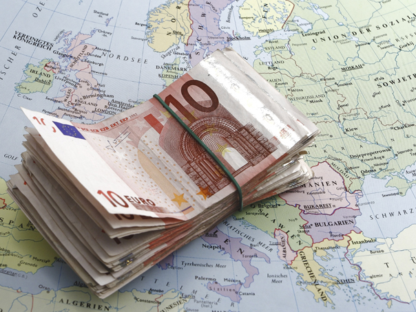 Moneda euro scade la minimul ultimilor 20 de ani şi se apropie de paritate cu dolarul