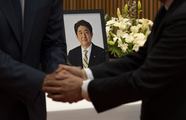 The Guardian: Shinzo Abe a murit, dar viziunea lui controversată pentru Japonia continuă să trăiască