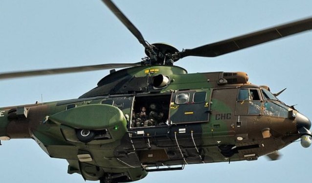 Armata elveţiană transportă apă cu elicopterul pentru animalele însetate de pe pajiştile alpine