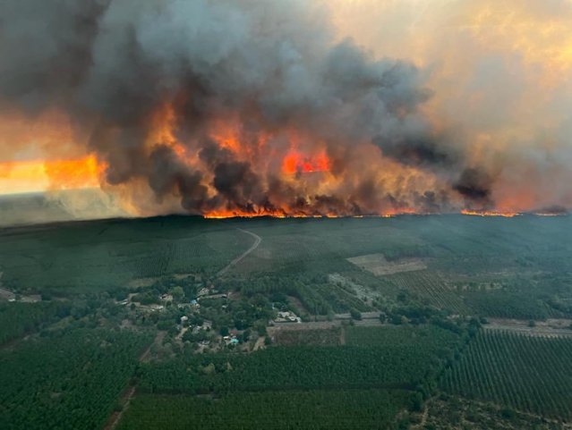 Pompierii francezi se luptă cu un incendiu de vegetaţie „monstruos” lângă Bordeaux. 10.000 de oameni au fost evacuaţi