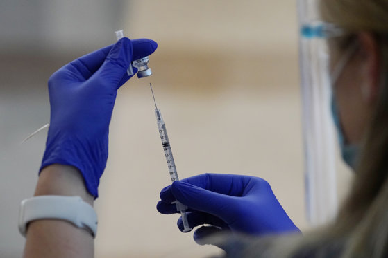 Vaccinuri adaptate la variante Omicron vor ajunge în Europa la câteva zile după aprobare