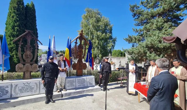 PREZENTUL FĂRĂ PERDEA Mariu Oprea / România se conduce prin comunicate de presă: în afara indignării, cu monumentul Securităţii de la Piteşti, e ca-n Piaţa Independenţii