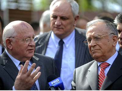 PREZENTUL FĂRĂ PERDEA Marius Oprea / Iliescu repudiază prietenia cu Gorbaciov, cînd acesta a murit, deşi ”erau prieteni din studenţie”, afirma Vladimir Bukovski