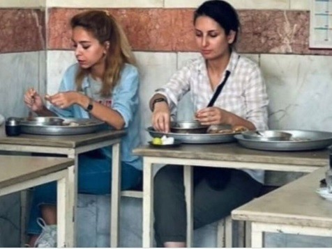 Abuzurile continuă în Iran. O femeie care a mâncat în public la restaurant fără hijab, arestată