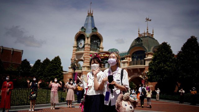Shanghai Disney s-a închis brusc din cauza Covid: vizitatorii au rămas blocaţi înăuntru