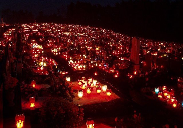 Cimitirul Eroilor Revoluţiei din 1989 va fi luminat de Ziua Morţilor