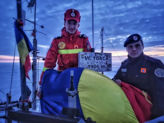Doi pompieri au arborat Drapelul pe vârful Toaca din Ceahlău