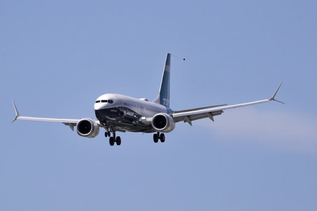 UE aprobă o lege care obligă companiile aeriene să plătească mai mult pentru poluare