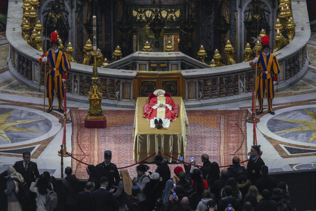 Aproximativ 65.000 de oameni i-au adus un ultim omagiu fostului papă Benedict al XVI-lea la Vatican