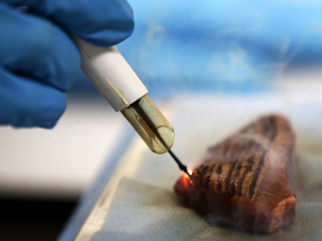 Cuţitul chirurgical “inteligent” detectează cancerul uterin “în câteva secunde”