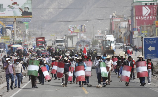 Preşedintele peruan refuză să demisioneze în ciuda protestelor violente din ţară