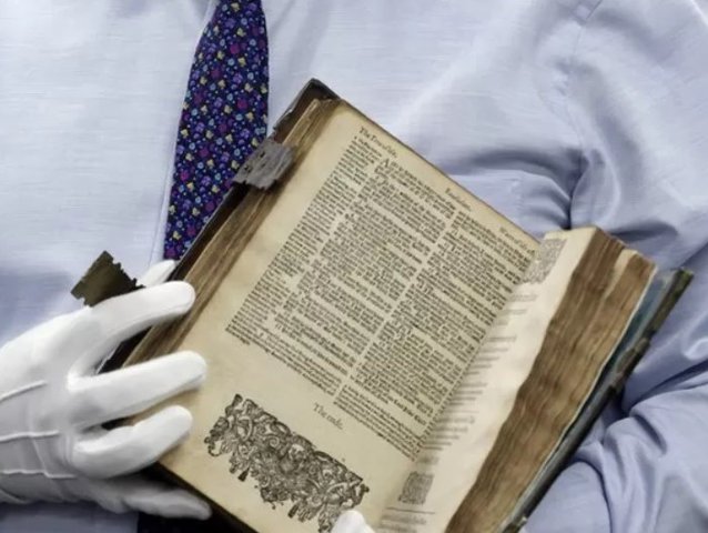 Prima biblie tipărită mecanic va fi vândută la licitaţie