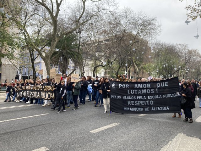 Zeci de mii de profesori au protestat la Lisabona solicitând salarii mai mari