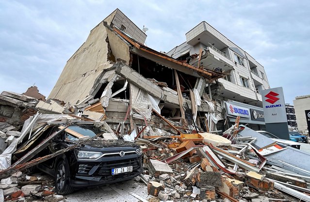 Cutremur Turcia-Siria / Bilanţul deceselor a depăşit 1500 / Salvatorii lucrează printre dărâmăturile clădirilor prăbuşite pentru a găsi supravieţuitori